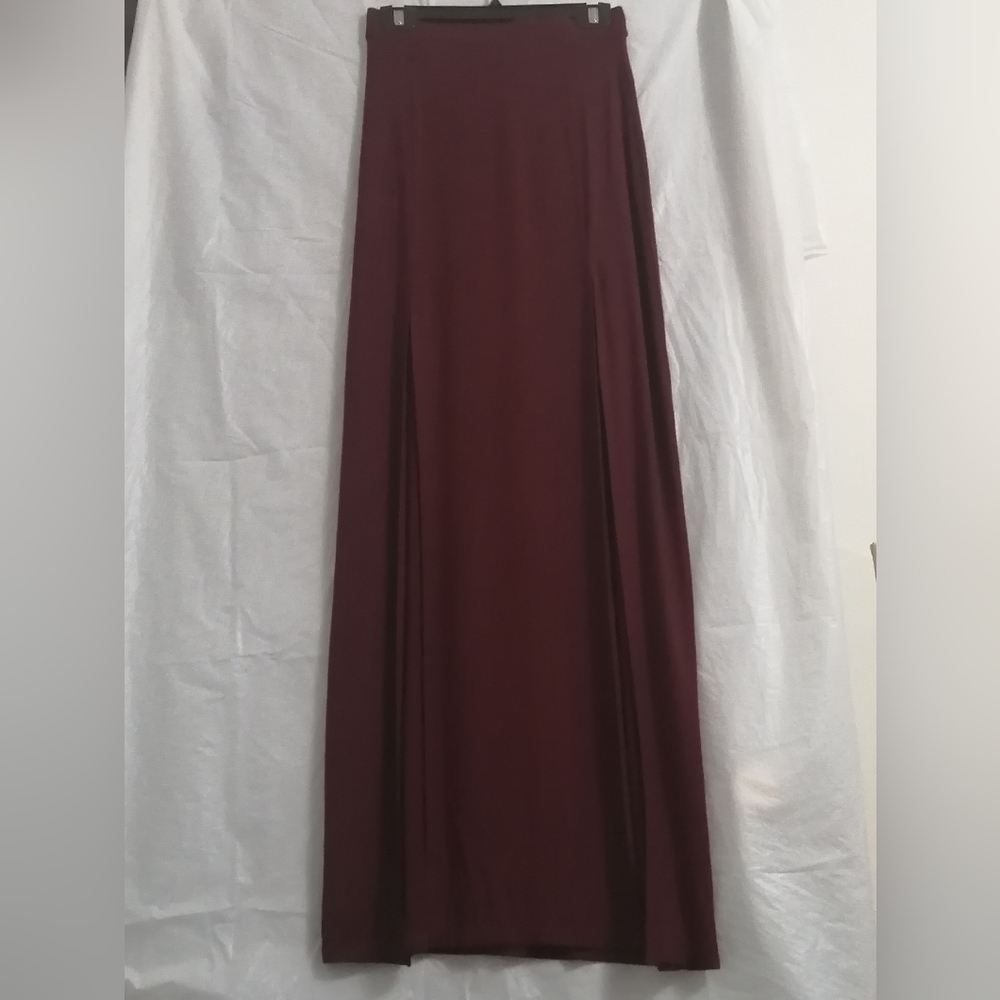 BURGUNDY MAXI FRONT SLITS SKIRT